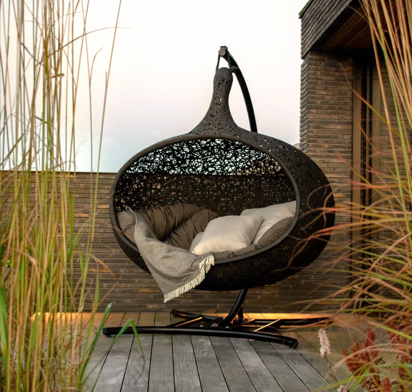 Grand Hanging Nest Chair - Furniture image 5
